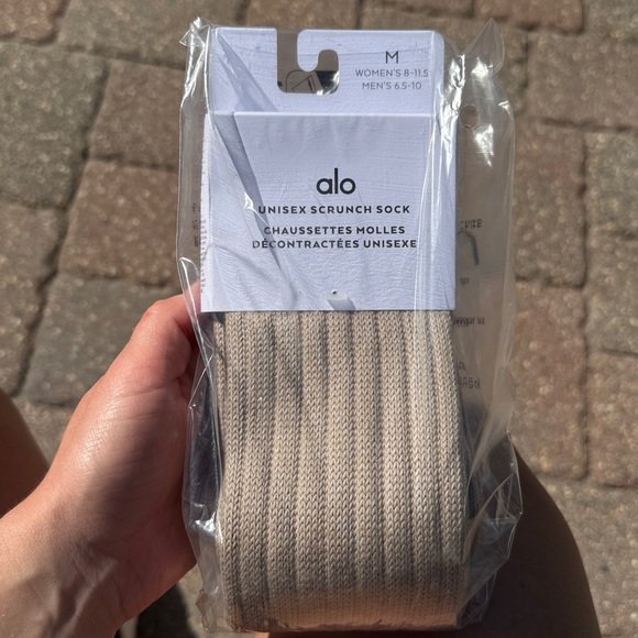 ALO Yoga Unisex Scrunch Socks In Gravel - Picture 2 of 3